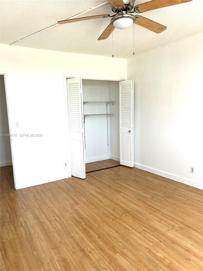Building Photo - 4400 Hillcrest Dr