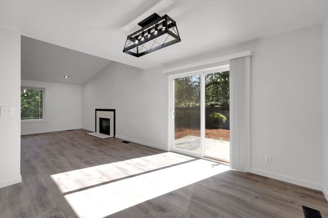 Building Photo - Updated 3 bedroom 2 bath house in a great ...