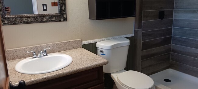 Building Photo - Beautifully Crafted 3 Bed 2 Bath Home in T...