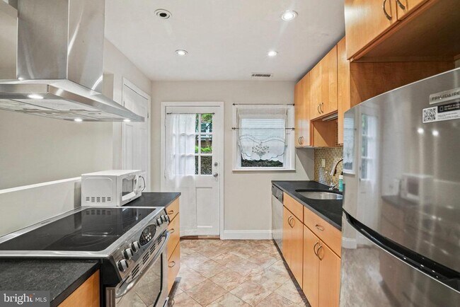 Building Photo - 8525 Geren Rd