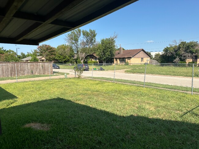 Building Photo - 319 Shea St