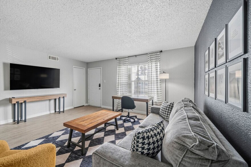 Building Photo - 1307 Wilcrest Dr