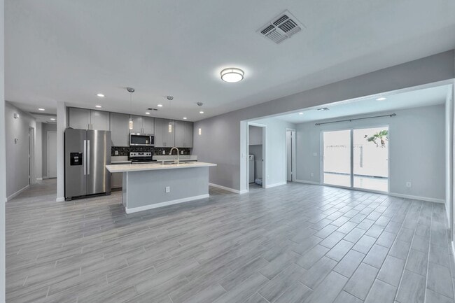 Building Photo - 6-Bedroom, 3-Bath Tempe Home with Private Pool Near ASU