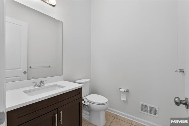 Building Photo - 60 Roosevelt Dr