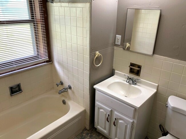 Building Photo - 2 Bed Ranch-Style House