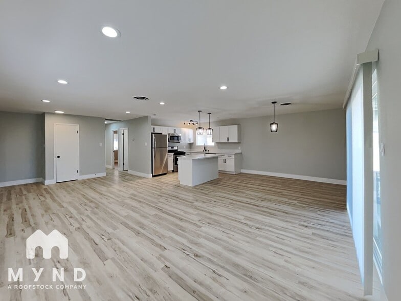 Building Photo - 3112 E Vegas Valley Dr