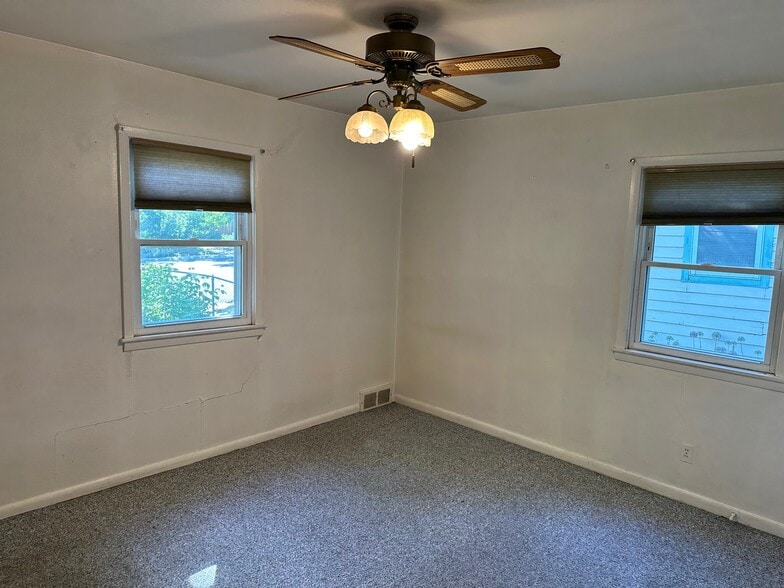 Building Photo - 2302 Willow Creek Dr