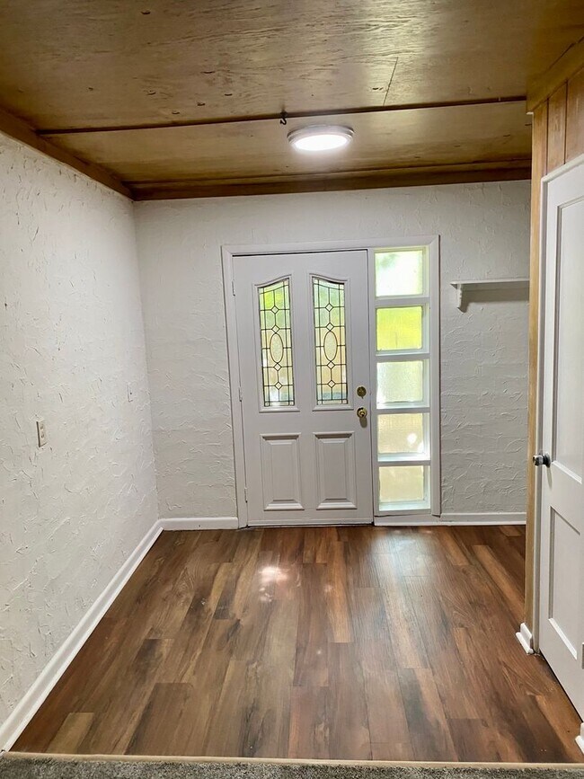 Building Photo - Cozy 1/1 duplex unit on a large lot - Available in June.