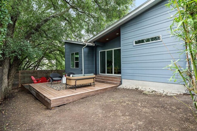 Building Photo - 1703 Perez St