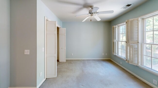 Building Photo - 33 Fairway Dr