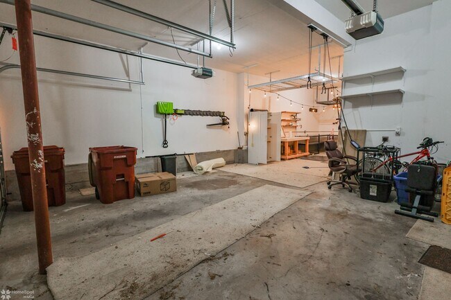 Building Photo - Beautifully maintained, energy-efficient f...