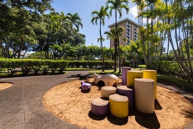 Building Photo - Centrally Located Queen Emma Gardens,