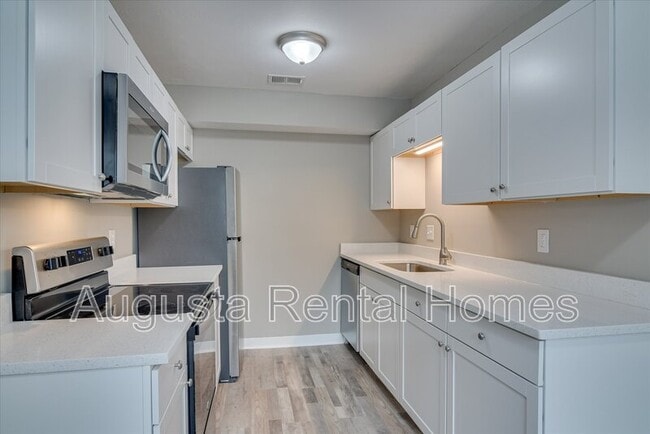 Building Photo - 168 Conifer Dr