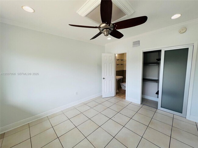 Building Photo - 2033 Calais Dr