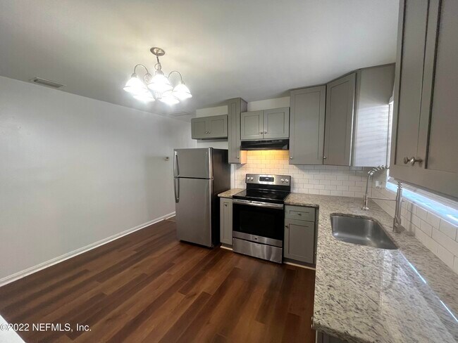 Building Photo - 2555 Myra St