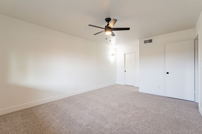 Building Photo - Fresh & Clean Townhome in North Phx!