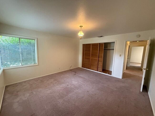 Building Photo - Spacious 3 bed 2 bath home available now!