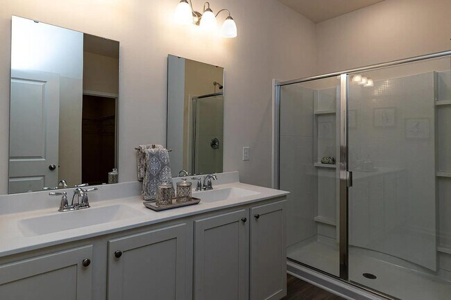 Building Photo - 1087 Sennema Cir