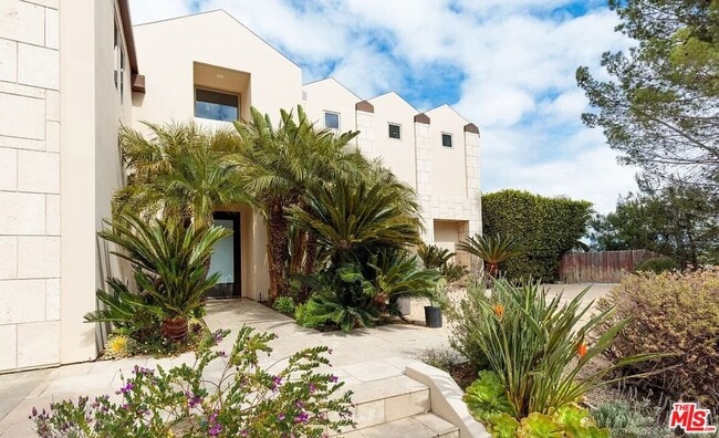 Building Photo - 2528 Westridge Rd