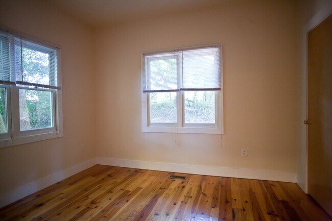Building Photo - Great house with hardwood floors! Walk to ...