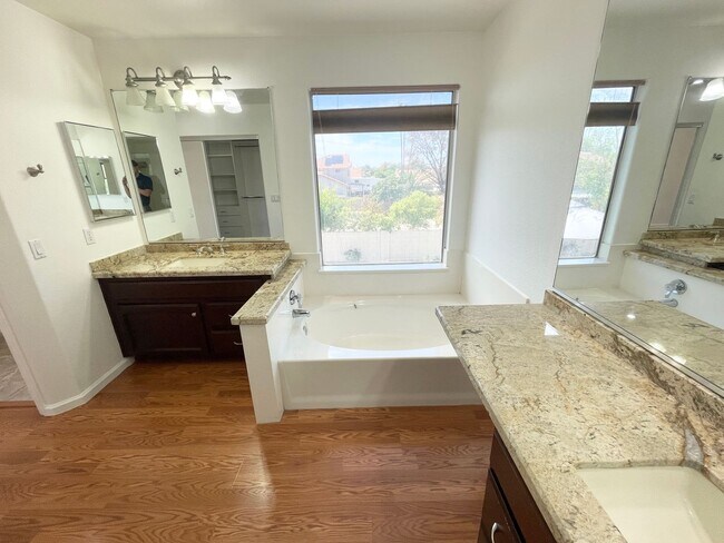 Building Photo - Stunning 4 Bedroom/2.5 Bath Home In Phoeni...
