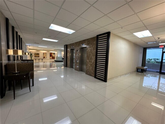Building Photo - 1621 Collins Ave