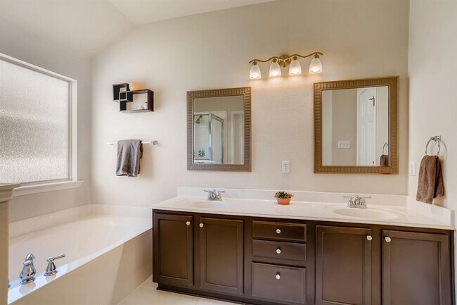 Building Photo - 1204 Utopia Ln