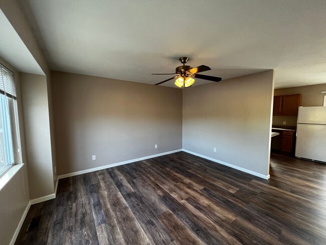 Building Photo - Bright & Beautiful 3-Bedroom Spacious, Mov...