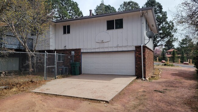 Building Photo - 4 Bed 2.5 Bath with A/C - Available Now!