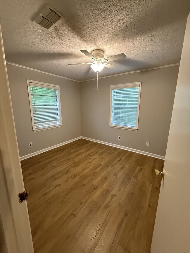 Building Photo - Beautiful 4Bd/2BA Right off Miccosukee Rd.