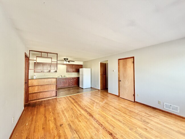 Building Photo - 2109 Lake Point Dr