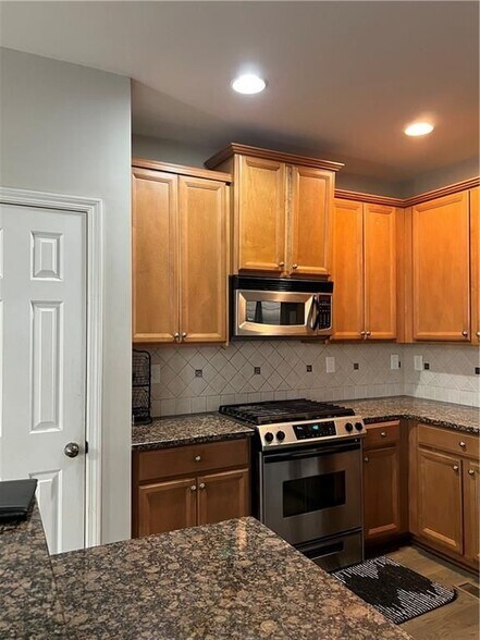 Building Photo - 608 Maple Grove Way