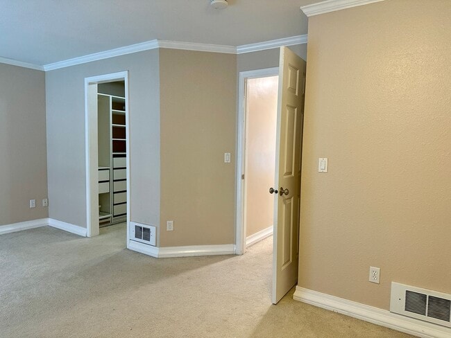 Building Photo - Two Story Condo in Downtown Bellevue