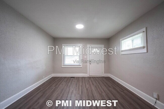 Building Photo - 411 W 40th St