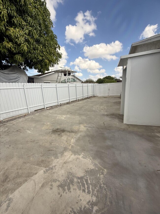 Building Photo - 1077 Fernlea Dr