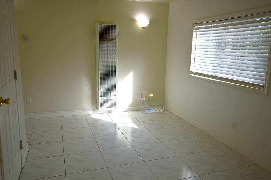 Building Photo - 1800 Devon Ct