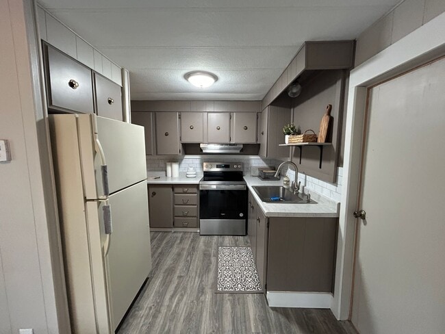 Building Photo - Newly Remodeled 2 Bedroom / 1 Bathroom Man...