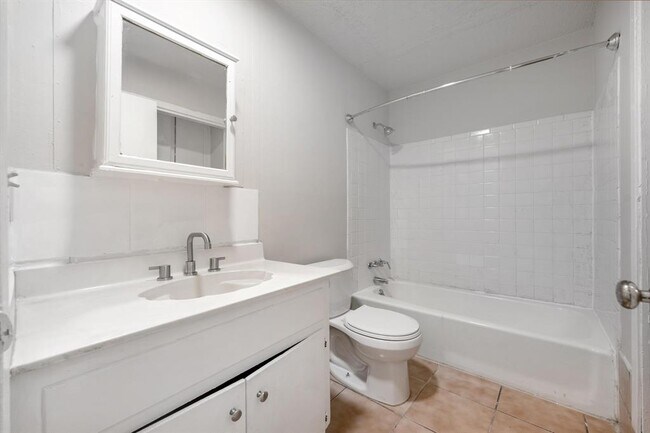 Building Photo - 903 N Meadows Dr