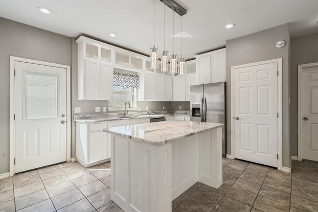 Building Photo - 1013 Tesoro Hills