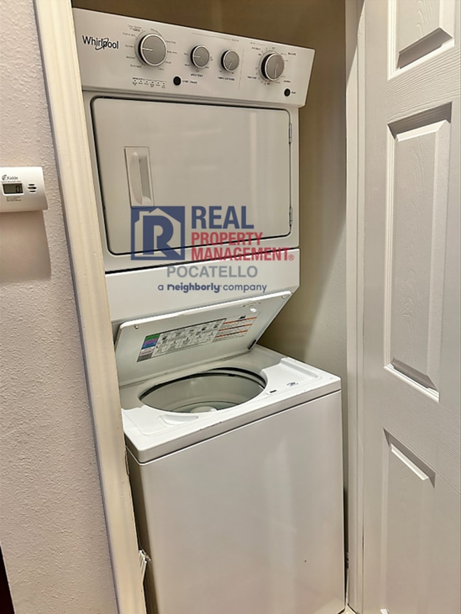 Building Photo - 3 Bed 2.5 Bath Twin Home - Double Car Garage - Small dogs negotiable