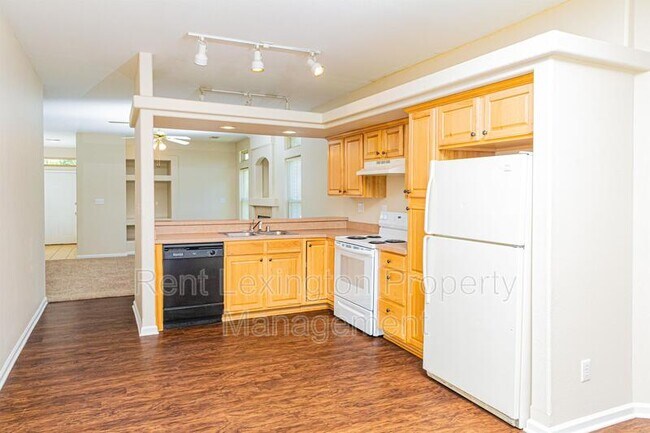 Building Photo - 749 Whispering Brook Trce
