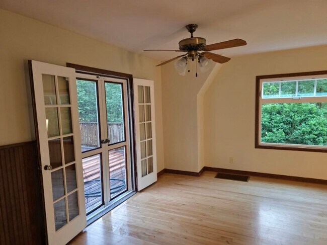 Building Photo - 4 Bedroom Upstairs Unit in a Country Setting
