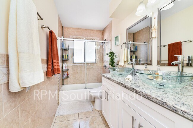 Building Photo - 4 Bedroom, 2 bathroom, 2 car garage, pool, backyard, close to Universal Studios and International...