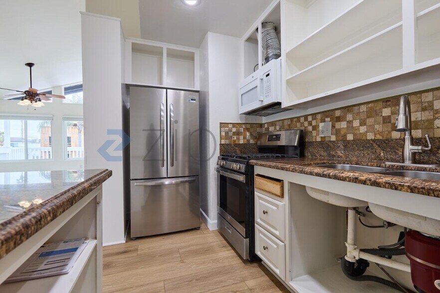 Building Photo - 405 20th St