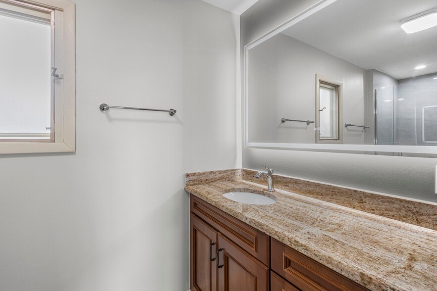 Building Photo - 2712 2nd Private Rd