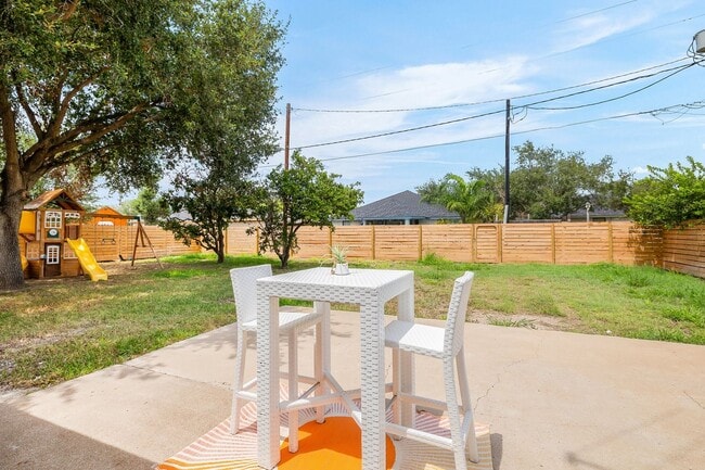 Building Photo - Sunny & Stylish Mission Home!