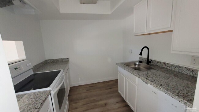 Building Photo - 846 Esconditas Pl