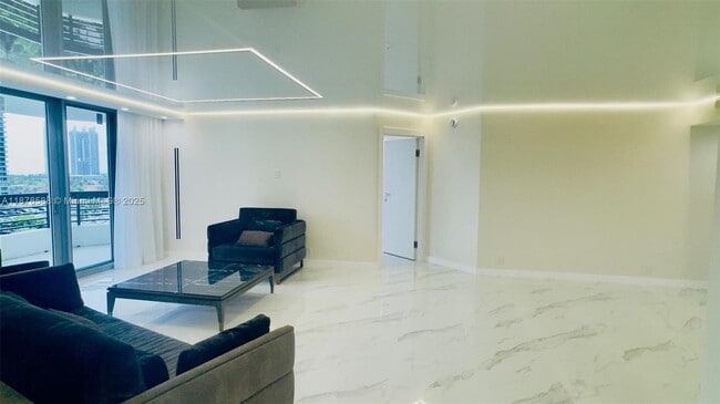 Building Photo - 3500 Mystic Pointe Dr
