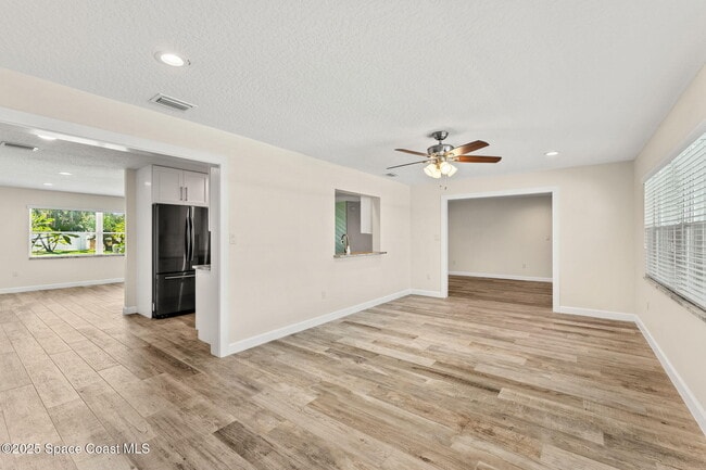 Building Photo - 215 S Robert Way