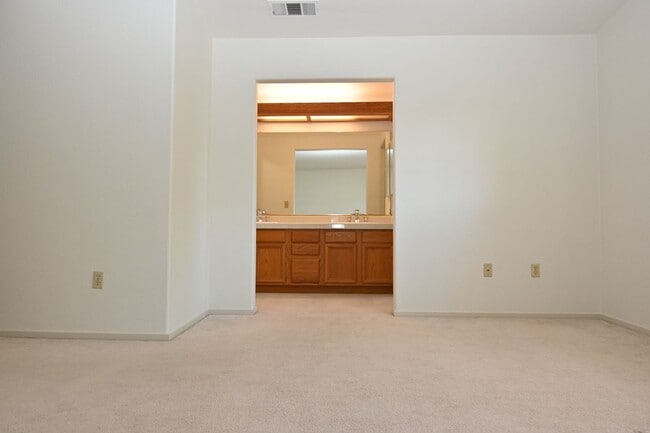 Building Photo - 2 story home, gated community, near Shops ...